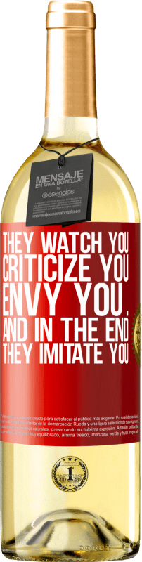29,95 € | Белое вино Издание WHITE Они следят за тобой, критикуют тебя, завидуют тебе ... и, в конце концов, они подражают тебе Красная метка. Настраиваемая этикетка Молодое вино Урожай 2023 Verdejo