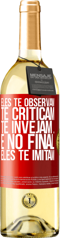 29,95 € Envio grátis | Vinho branco Edição WHITE Eles te observam, te criticam, te invejam ... e no final, eles te imitam Etiqueta Vermelha. Etiqueta personalizável Vinho jovem Colheita 2024 Verdejo