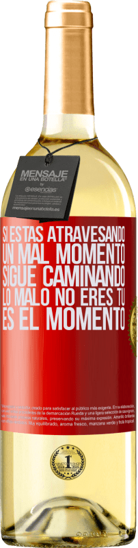 29,95 € | Vino Blanco Edición WHITE Si estás atravesando un mal momento, sigue caminando. Lo malo no eres tú, es el momento Etiqueta Roja. Etiqueta personalizable Vino joven Cosecha 2024 Verdejo