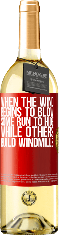 29,95 € | Белое вино Издание WHITE Когда ветер начинает дуть, некоторые бегут, чтобы спрятаться, другие строят ветряные мельницы Красная метка. Настраиваемая этикетка Молодое вино Урожай 2023 Verdejo