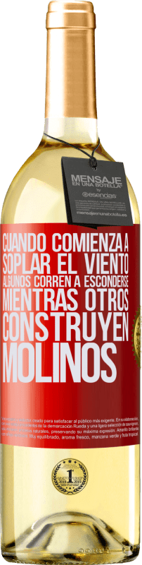 29,95 € Envío gratis | Vino Blanco Edición WHITE Cuando comienza a soplar el viento, algunos corren a esconderse, mientras otros construyen molinos Etiqueta Roja. Etiqueta personalizable Vino joven Cosecha 2025 Verdejo