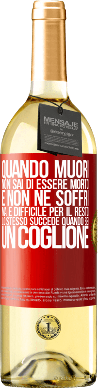 29,95 € Spedizione Gratuita | Vino bianco Edizione WHITE Quando muori, non sai di essere morto e non ne soffri, ma è difficile per il resto. Lo stesso succede quando sei un coglione Etichetta Rossa. Etichetta personalizzabile Vino giovane Raccogliere 2024 Verdejo