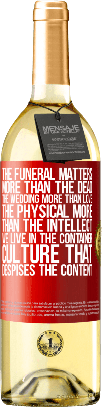 «葬式は死者よりも重要であり、結婚式は愛よりも、肉体は知性よりも重要です。私たちはコンテンツを軽deするコンテナ文化に住んでいます» WHITEエディション
