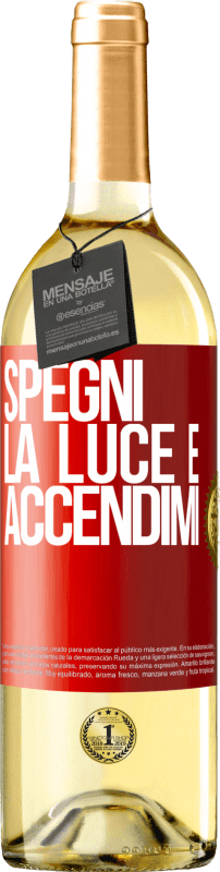 29,95 € Spedizione Gratuita | Vino bianco Edizione WHITE Spegni la luce e accendimi Etichetta Rossa. Etichetta personalizzabile Vino giovane Raccogliere 2024 Verdejo