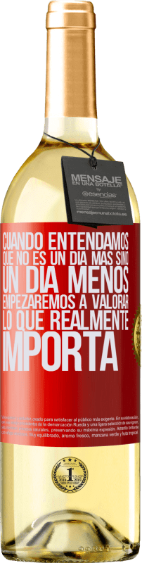 29,95 € | Vino Blanco Edición WHITE Cuando entendamos que no es un día más sino un día menos, empezaremos a valorar lo que realmente importa Etiqueta Roja. Etiqueta personalizable Vino joven Cosecha 2024 Verdejo