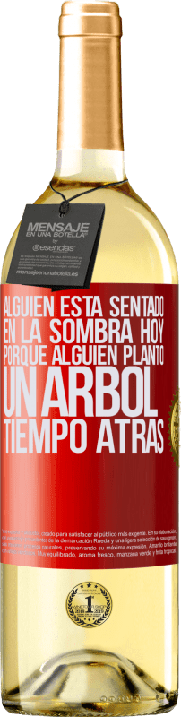 29,95 € | Vino Blanco Edición WHITE Alguien está sentado en la sombra hoy, porque alguien plantó un árbol tiempo atrás Etiqueta Roja. Etiqueta personalizable Vino joven Cosecha 2024 Verdejo