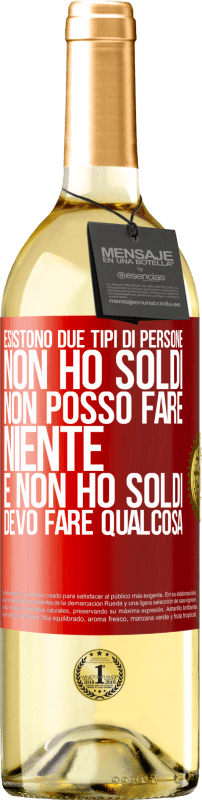 29,95 € Spedizione Gratuita | Vino bianco Edizione WHITE Esistono due tipi di persone. Non ho soldi, non posso fare niente e Non ho soldi, devo fare qualcosa Etichetta Rossa. Etichetta personalizzabile Vino giovane Raccogliere 2025 Verdejo