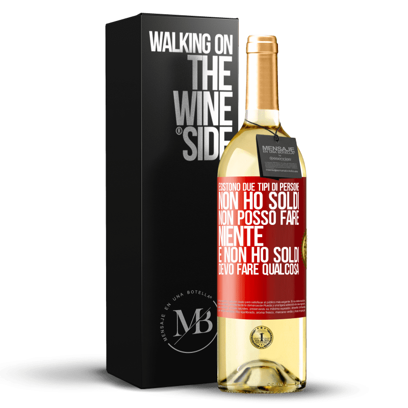 29,95 € Spedizione Gratuita | Vino bianco Edizione WHITE Esistono due tipi di persone. Non ho soldi, non posso fare niente e Non ho soldi, devo fare qualcosa Etichetta Rossa. Etichetta personalizzabile Vino giovane Raccogliere 2024 Verdejo