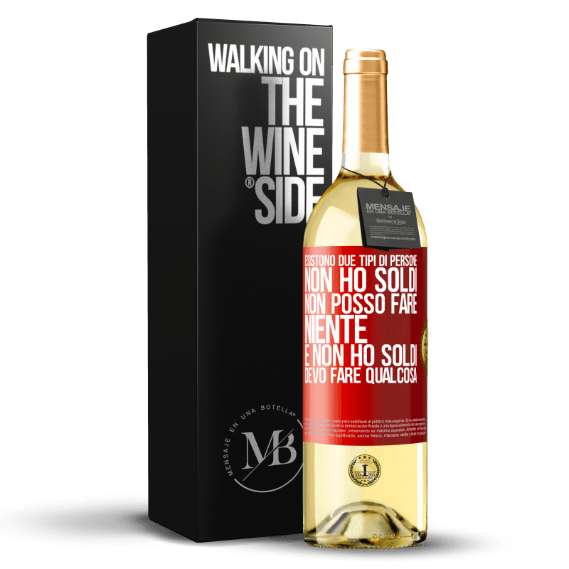 29,95 € Spedizione Gratuita | Vino bianco Edizione WHITE Esistono due tipi di persone. Non ho soldi, non posso fare niente e Non ho soldi, devo fare qualcosa Etichetta Rossa. Etichetta personalizzabile Vino giovane Raccogliere 2025 Verdejo
