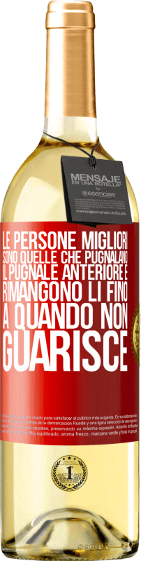 29,95 € | Vino bianco Edizione WHITE Le persone migliori sono quelle che pugnalano il pugnale anteriore e rimangono lì fino a quando non guarisce Etichetta Rossa. Etichetta personalizzabile Vino giovane Raccogliere 2025 Verdejo