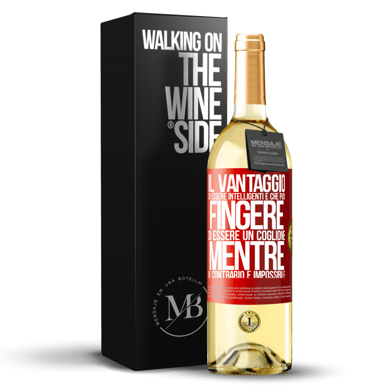 29,95 € Spedizione Gratuita | Vino bianco Edizione WHITE Il vantaggio di essere intelligenti è che puoi fingere di essere un coglione, mentre il contrario è impossibile Etichetta Rossa. Etichetta personalizzabile Vino giovane Raccogliere 2024 Verdejo