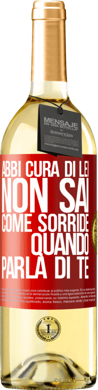 29,95 € Spedizione Gratuita | Vino bianco Edizione WHITE Abbi cura di lei. Non sai come sorride quando parla di te Etichetta Rossa. Etichetta personalizzabile Vino giovane Raccogliere 2025 Verdejo