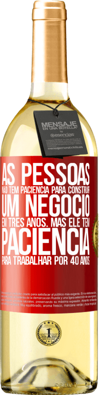 29,95 € Envio grátis | Vinho branco Edição WHITE As pessoas não têm paciência para construir um negócio em três anos. Mas ele tem paciência para trabalhar por 40 anos Etiqueta Vermelha. Etiqueta personalizável Vinho jovem Colheita 2025 Verdejo