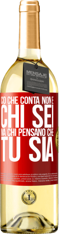 29,95 € Spedizione Gratuita | Vino bianco Edizione WHITE Ciò che conta non è chi sei, ma chi pensano che tu sia Etichetta Rossa. Etichetta personalizzabile Vino giovane Raccogliere 2025 Verdejo