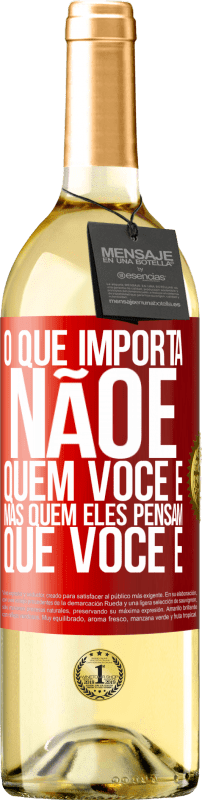 «O que importa não é quem você é, mas quem eles pensam que você é» Edição WHITE