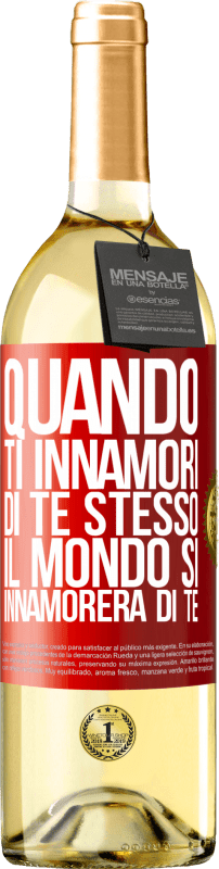 29,95 € Spedizione Gratuita | Vino bianco Edizione WHITE Quando ti innamori di te stesso, il mondo si innamorerà di te Etichetta Rossa. Etichetta personalizzabile Vino giovane Raccogliere 2024 Verdejo