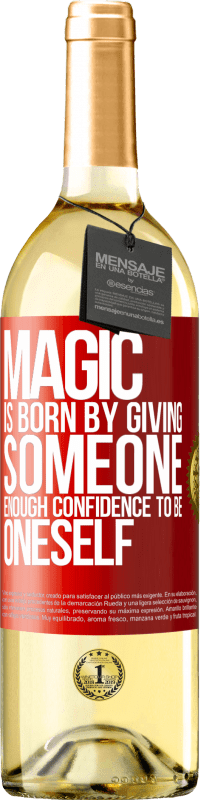 29,95 € 送料無料 | 白ワイン WHITEエディション 魔法は、誰かが自分自身になるために十分な自信を与えることによって生まれます 赤いタグ. カスタマイズ可能なラベル 若いワイン 収穫 2023 Verdejo