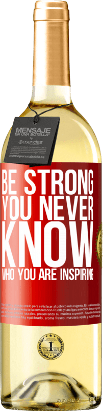 29,95 € Spedizione Gratuita | Vino bianco Edizione WHITE Be strong. You never know who you are inspiring Etichetta Rossa. Etichetta personalizzabile Vino giovane Raccogliere 2025 Verdejo