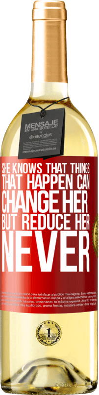 29,95 € | Белое вино Издание WHITE Она знает, что вещи, которые случаются, могут изменить ее, но уменьшить ее, никогда Красная метка. Настраиваемая этикетка Молодое вино Урожай 2023 Verdejo