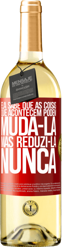 29,95 € | Vinho branco Edição WHITE Ela sabe que as coisas que acontecem podem mudá-la, mas reduzi-la, nunca Etiqueta Vermelha. Etiqueta personalizável Vinho jovem Colheita 2024 Verdejo