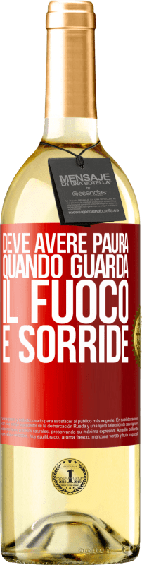 29,95 € Spedizione Gratuita | Vino bianco Edizione WHITE Deve avere paura quando guarda il fuoco e sorride Etichetta Rossa. Etichetta personalizzabile Vino giovane Raccogliere 2024 Verdejo