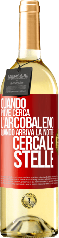 29,95 € | Vino bianco Edizione WHITE Quando piove, cerca l'arcobaleno, quando arriva la notte, cerca le stelle Etichetta Rossa. Etichetta personalizzabile Vino giovane Raccogliere 2024 Verdejo