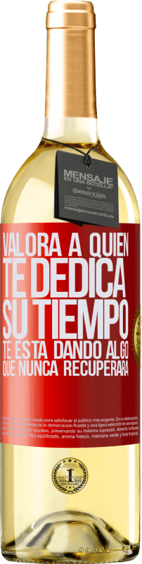 29,95 € Envío gratis | Vino Blanco Edición WHITE Valora a quien te dedica su tiempo. Te está dando algo que nunca recuperará Etiqueta Roja. Etiqueta personalizable Vino joven Cosecha 2025 Verdejo