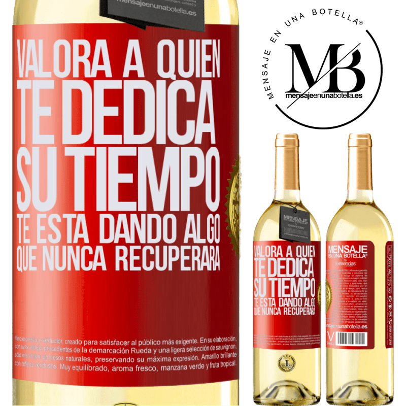 29,95 € Envío gratis | Vino Blanco Edición WHITE Valora a quien te dedica su tiempo. Te está dando algo que nunca recuperará Etiqueta Roja. Etiqueta personalizable Vino joven Cosecha 2023 Verdejo