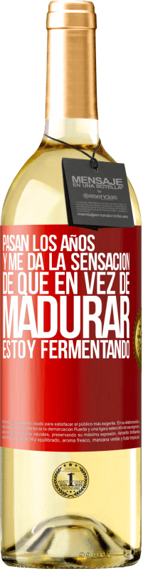 29,95 € Envío gratis | Vino Blanco Edición WHITE Pasan los años y me da la sensación de que en vez de madurar, estoy fermentando Etiqueta Roja. Etiqueta personalizable Vino joven Cosecha 2023 Verdejo