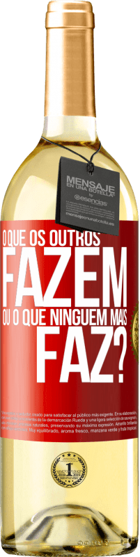 29,95 € | Vinho branco Edição WHITE O que os outros fazem ou o que ninguém mais faz? Etiqueta Vermelha. Etiqueta personalizável Vinho jovem Colheita 2025 Verdejo