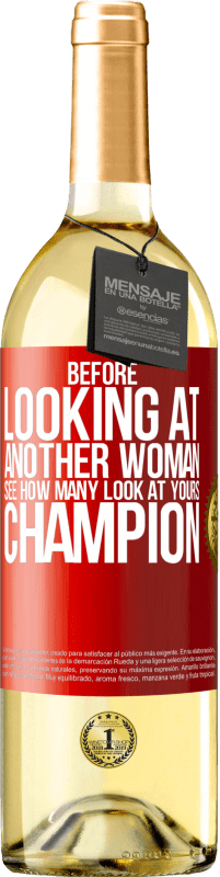 29,95 € Бесплатная доставка | Белое вино Издание WHITE Прежде чем смотреть на другую женщину, посмотри, сколько смотрят на твою, чемпионка Красная метка. Настраиваемая этикетка Молодое вино Урожай 2023 Verdejo