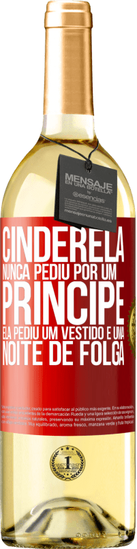 29,95 € | Vinho branco Edição WHITE Cinderela nunca pediu por um príncipe. Ela pediu um vestido e uma noite de folga Etiqueta Vermelha. Etiqueta personalizável Vinho jovem Colheita 2024 Verdejo