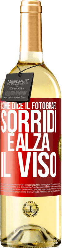 Spedizione Gratuita | Vino bianco Edizione WHITE Come dice il fotografo, sorridi e alza il viso Etichetta Rossa. Etichetta personalizzabile Vino giovane Raccogliere 2023 Verdejo