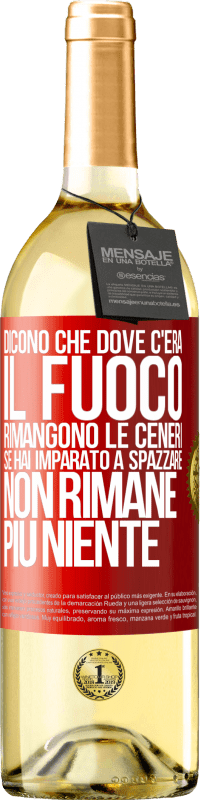 29,95 € Spedizione Gratuita | Vino bianco Edizione WHITE Dicono che dove c'era il fuoco rimangono le ceneri. Se hai imparato a spazzare, non rimane più niente Etichetta Rossa. Etichetta personalizzabile Vino giovane Raccogliere 2023 Verdejo