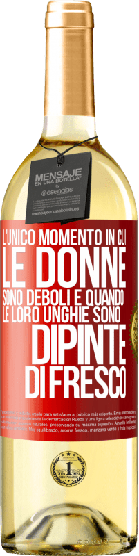 Spedizione Gratuita | Vino bianco Edizione WHITE L'unico momento in cui le donne sono deboli è quando le loro unghie sono dipinte di fresco Etichetta Rossa. Etichetta personalizzabile Vino giovane Raccogliere 2023 Verdejo