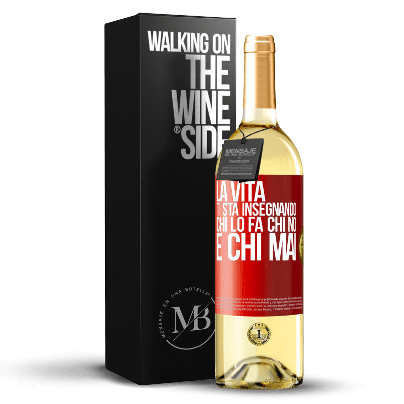 29,95 € Spedizione Gratuita | Vino bianco Edizione WHITE La vita ti sta insegnando chi lo fa, chi no e chi mai Etichetta Rossa. Etichetta personalizzabile Vino giovane Raccogliere 2025 Verdejo