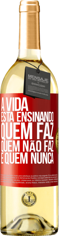 Envio grátis | Vinho branco Edição WHITE A vida está ensinando quem faz, quem não faz e quem nunca Etiqueta Vermelha. Etiqueta personalizável Vinho jovem Colheita 2023 Verdejo