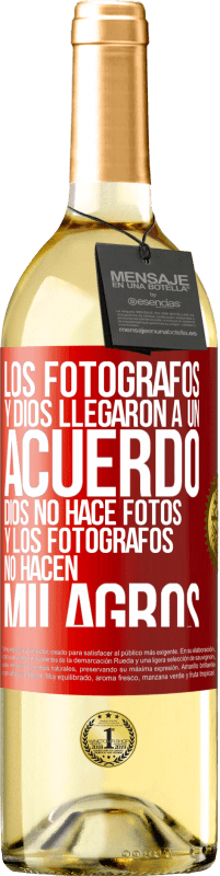 Envío gratis | Vino Blanco Edición WHITE Los fotógrafos y Dios llegaron a un acuerdo. Dios no hace fotos y los fotógrafos no hacen milagros Etiqueta Roja. Etiqueta personalizable Vino joven Cosecha 2023 Verdejo