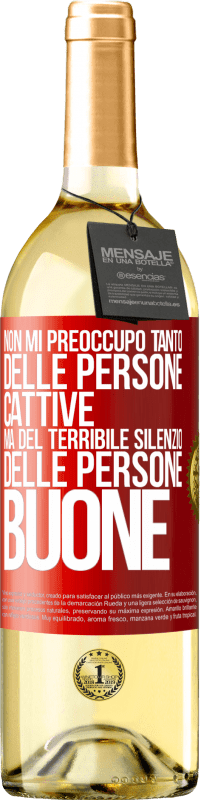 Spedizione Gratuita | Vino bianco Edizione WHITE Non mi preoccupo tanto delle persone cattive, ma del terribile silenzio delle persone buone Etichetta Rossa. Etichetta personalizzabile Vino giovane Raccogliere 2023 Verdejo