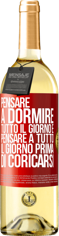 Spedizione Gratuita | Vino bianco Edizione WHITE Pensare a dormire tutto il giorno e pensare a tutto il giorno prima di coricarsi Etichetta Rossa. Etichetta personalizzabile Vino giovane Raccogliere 2023 Verdejo