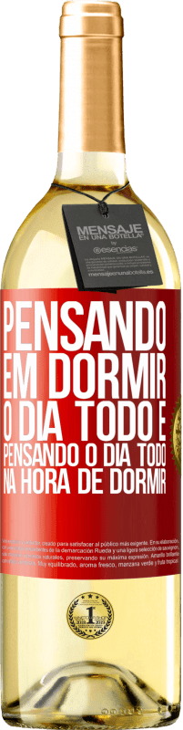 Envio grátis | Vinho branco Edição WHITE Pensando em dormir o dia todo e pensando o dia todo na hora de dormir Etiqueta Vermelha. Etiqueta personalizável Vinho jovem Colheita 2023 Verdejo