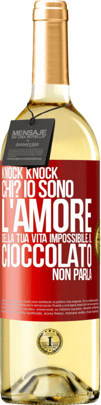 Spedizione Gratuita | Vino bianco Edizione WHITE Knock Knock. Chi? Io sono l'amore della tua vita Impossibile, il cioccolato non parla Etichetta Rossa. Etichetta personalizzabile Vino giovane Raccogliere 2023 Verdejo