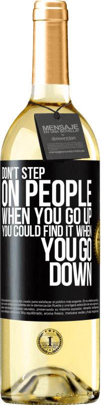 29,95 € Бесплатная доставка | Белое вино Издание WHITE Не наступайте на людей, когда вы поднимаетесь, вы можете найти это, когда спускаетесь Черная метка. Настраиваемая этикетка Молодое вино Урожай 2023 Verdejo
