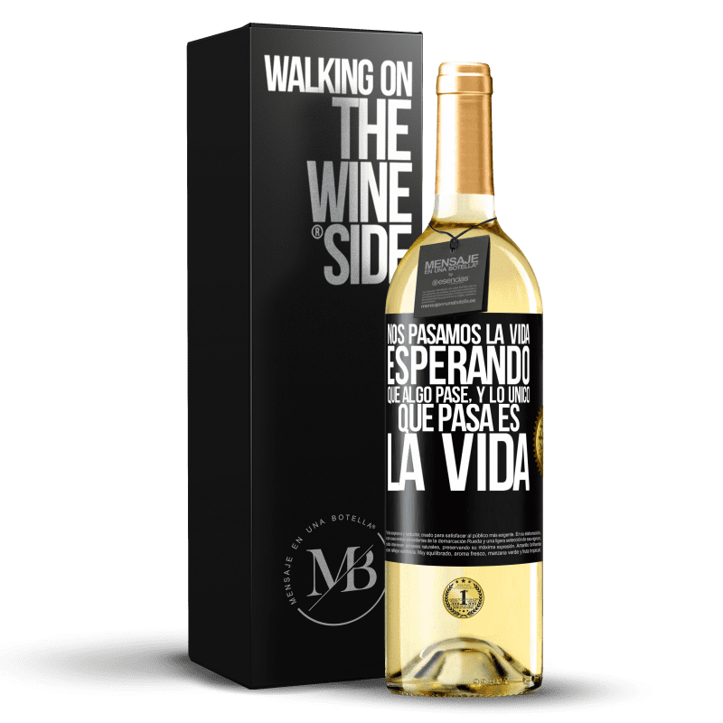 29,95 € Envío gratis | Vino Blanco Edición WHITE Nos pasamos la vida esperando que algo pase, y lo único que pasa es la vida Etiqueta Negra. Etiqueta personalizable Vino joven Cosecha 2024 Verdejo