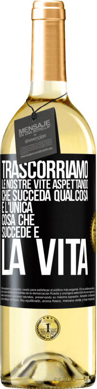 29,95 € | Vino bianco Edizione WHITE Trascorriamo le nostre vite aspettando che succeda qualcosa e l'unica cosa che succede è la vita Etichetta Nera. Etichetta personalizzabile Vino giovane Raccogliere 2024 Verdejo