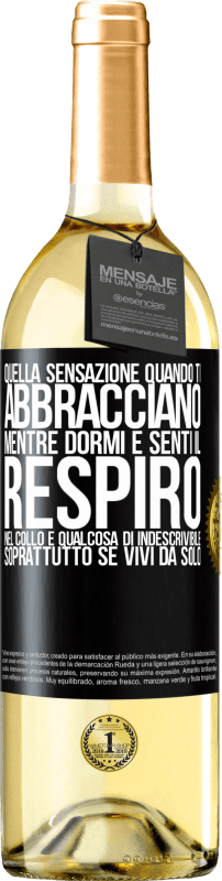 29,95 € Spedizione Gratuita | Vino bianco Edizione WHITE Quella sensazione quando ti abbracciano mentre dormi e senti il respiro nel collo, è qualcosa di indescrivibile Etichetta Nera. Etichetta personalizzabile Vino giovane Raccogliere 2025 Verdejo