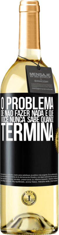 29,95 € | Vinho branco Edição WHITE O problema de não fazer nada é que você nunca sabe quando termina Etiqueta Preta. Etiqueta personalizável Vinho jovem Colheita 2024 Verdejo