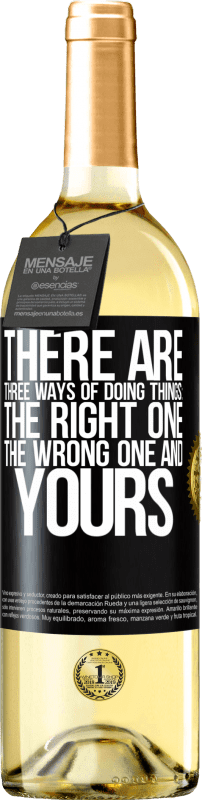 29,95 € | White Wine WHITE Edition There are three ways of doing things: the right one, the wrong one and yours Black Label. Customizable label Young wine Harvest 2022 Verdejo