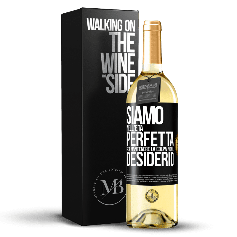 29,95 € Spedizione Gratuita | Vino bianco Edizione WHITE Siamo nell'età perfetta per mantenere la colpa, non il desiderio Etichetta Nera. Etichetta personalizzabile Vino giovane Raccogliere 2024 Verdejo