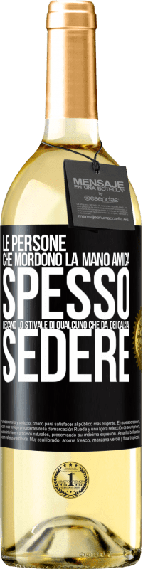 29,95 € Spedizione Gratuita | Vino bianco Edizione WHITE Le persone che mordono la mano amica, spesso leccano lo stivale di qualcuno che dà dei calci al sedere Etichetta Nera. Etichetta personalizzabile Vino giovane Raccogliere 2025 Verdejo
